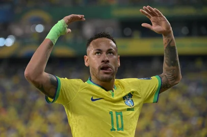 Brazil's forward Neymar gestures during the 2026 FIFA World Cup South American qualification football match between Brazil and Venezuela at the Arena Pantanal stadium in Cuiaba, Mato Grosso State, Brazil, on October 12, 2023. (Photo by NELSON ALMEIDA / AFP)Editoria: SPOLocal: CuiabáIndexador: NELSON ALMEIDASecao: soccerFonte: AFPFotógrafo: STF<!-- NICAID(15568119) -->