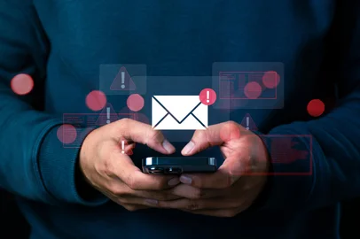 Celular com alertas vermelhos<!-- NICAID(15976817) -->