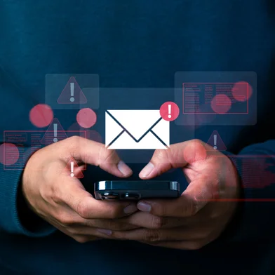 Celular com alertas vermelhos<!-- NICAID(15976817) -->