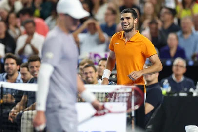 MIAMI, FLORIDA - DECEMBER 08: Carlos Alcaraz of Spain reacts against Joao Fonseca of Brazil during the Miami Invitational at loanDepot park on December 08, 2025 in Miami, Florida.   Tomas Diniz Santos/Getty Images/AFP (Photo by Tomas Diniz Santos / GETTY IMAGES NORTH AMERICA / Getty Images via AFP)<!-- NICAID(16183140) -->