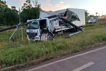 Motorista de caminhão morre em saída de pista na BR-285, em Ijuí