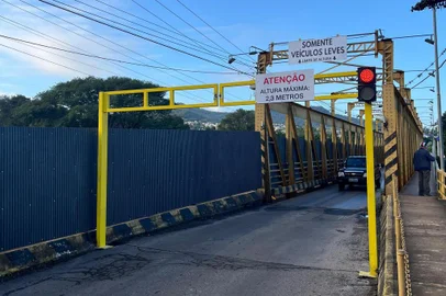 Ponte de Ferro de Feliz passa por restrições de tráfego por conta de chuvas que atingem o Estado. Veículos apenas de até 2,3 metros podem passar pelo trecho.<!-- NICAID(15771839) -->