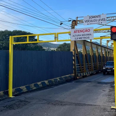 Ponte de Ferro de Feliz passa por restrições de tráfego por conta de chuvas que atingem o Estado. Veículos apenas de até 2,3 metros podem passar pelo trecho.<!-- NICAID(15771839) -->