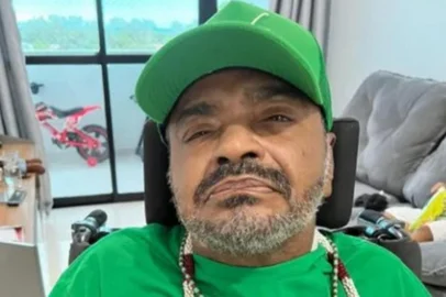 Arlindo Cruz <!-- NICAID(15487720) -->