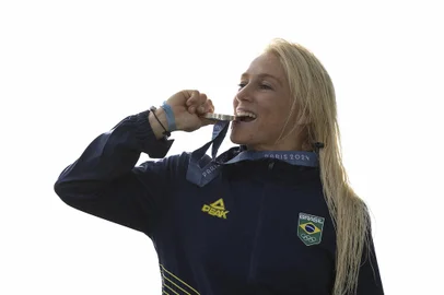 Silver Medalist Tatiana Weston-Webb of Team Brazil poses with her medal during the Women's surfing medal ceremony on day nine of the Olympic Games Paris 2024 on August 05, 2024 in Teahupo'o, French Polynesia. (Photo by Ed Sloane / POOL / AFP)<!-- NICAID(15833554) -->