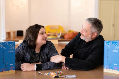 Quarta obra literária do caxiense vai fundo no universo do autismo. A sessão de autógrafos acontecerá neste sábado (7), às 14h30mim, no Instituto de Leitura Quindim. A obra literária “Mergulho” (Editora do Brasil), do caxiense presidente do Instituto de Leitura Quindim, Volnei Canônica narra a história de uma mãe preocupada e um médico atencioso, que para mergulhar na infância e no universo de uma criança com o espectro autista precisam de muito afeto e sensibilidade.  Escrito por Volnei e ilustrado pela premiada artista carioca Mariana Massarani o livro terá sessão de lançamento neste sábado (07/10), às 14h30min, no Instituto de Leitura Quindim. O público poderá adquirir o exemplar na hora, na loja (física ou online) do Instituto Quindim, pelo valor de R$ 51,90 cada. O quarto livro de Volnei Canônica é inspirado e dedicado à uma pessoa muito especial: o afilhado Arthur Canônica Bogno, de 14 anos, que é autista.<!-- NICAID(15559794) -->