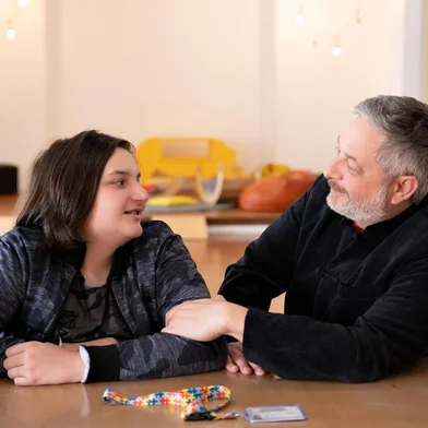 Quarta obra literária do caxiense vai fundo no universo do autismo. A sessão de autógrafos acontecerá neste sábado (7), às 14h30mim, no Instituto de Leitura Quindim. A obra literária “Mergulho” (Editora do Brasil), do caxiense presidente do Instituto de Leitura Quindim, Volnei Canônica narra a história de uma mãe preocupada e um médico atencioso, que para mergulhar na infância e no universo de uma criança com o espectro autista precisam de muito afeto e sensibilidade.  Escrito por Volnei e ilustrado pela premiada artista carioca Mariana Massarani o livro terá sessão de lançamento neste sábado (07/10), às 14h30min, no Instituto de Leitura Quindim. O público poderá adquirir o exemplar na hora, na loja (física ou online) do Instituto Quindim, pelo valor de R$ 51,90 cada. O quarto livro de Volnei Canônica é inspirado e dedicado à uma pessoa muito especial: o afilhado Arthur Canônica Bogno, de 14 anos, que é autista.<!-- NICAID(15559794) -->