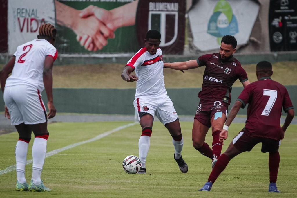 Com gola&ccedil;o do artilheiro do Gauch&atilde;o, Brasil de Pelotas perde para o Blumenau pela S&eacute;rie D