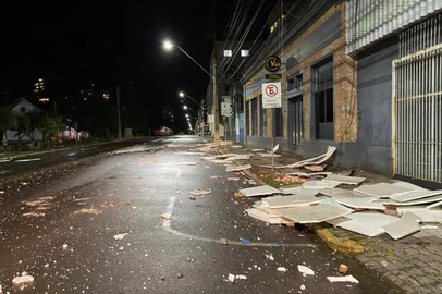 Chuva e vento forte causam destelhamento na Sedes em Bento Gonçalves<!-- NICAID(14992226) -->