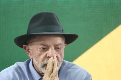 CANOAS, RS, BRASIL, 11-09-2026: O presidente da República e candidato a reeleição, Luiz Inácio Lula da Silva, participa nesta sexta-feira, 11 de setembro, de reunião com o  governador do Rio Grande do Sul, Eduardo Leite, e com os prefeitos de Porto Alegre, Sebastião Melo, de Canoas, Airton Souza, e de Eldorado do Sul, Juliana Carvalho. O encontro ocorre às 14h20 na Base Aérea de Canoas. O assunto da reunião será o Fundo de Apoio à Infraestrutura para Recuperação e Adaptação a Eventos Climáticos Extremos. A ministra da Casa Civil, Miriam Belchior, e o ministro dos Transportes, George Santoro, também participam, entre outras autoridades. Foto: Jonathan Heckler/Grupo RBS<!-- NICAID(16364163) -->