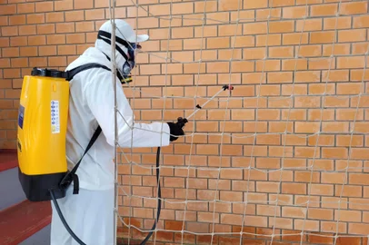 Em Caxias, iniciou nesta quarta-feira (11), a aplicação de inseticida de ação residual em prédios públicos, como mais uma estratégia de combate à dengue, através da Secretaria Municipal da Saúde (SMS). A técnica é chamada de “Borrifação Residual Intradomiciliar para o Controle de Aedes sp. – BRI-Aedes em prédios públicos”.<!-- NICAID(15933474) -->