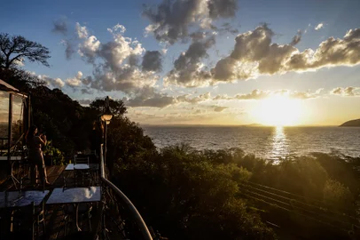PORTO ALEGRE, RS, BRASIL - 2022.04.18 - Fotos para o projeto Bacana em POA, novidade da colunista Ju Bublitz. Mirante Bar Veludo, na Av. Beira Rio, 1895 - Belém Novo. Para um fim de tarde ensolarado. É um lugar para tomar um drinque olhando o pôr do sol do Guaíba, com uma vibe muito legal.<!-- NICAID(15741773) -->