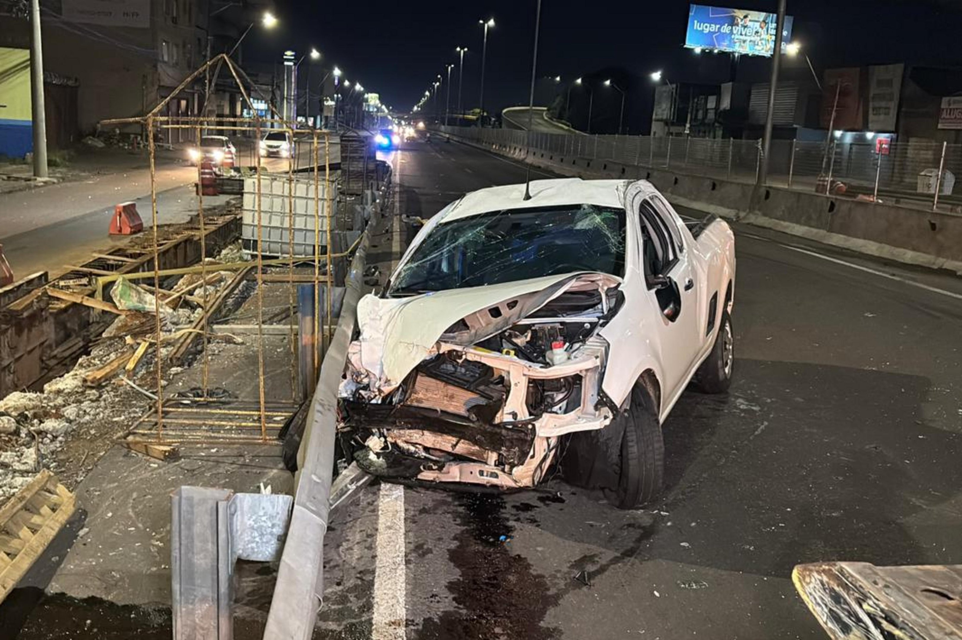 Motorista perde o controle no viaduto da BR-116 em Canoas