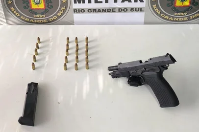 Homem suspeito de cometer homicídio morre em confronto com a BM, em Serafina CorrêaUma pistola calibre 9 milímetros, com numeração suprimida, carregadores e munições foram apreendidos pela Brigada Militar.<!-- NICAID(16069362) -->