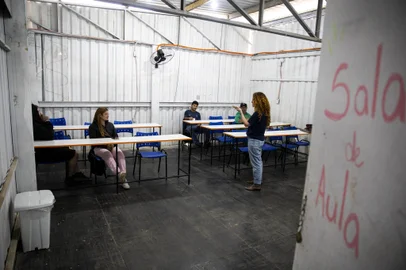 GRAVATAÍ, RS, BRASIL, 18.09.2023: Programa "Escola Nota 10" já formou mais de 4.800 alunos pelo país. Em Gravataí trabalhadores do canteiro de obras assistem aula de portugues. Foto: Camila Hermes/Agencia RBS<!-- NICAID(15544096) -->
