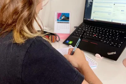 Volta às aulas no ensino superiorClara Baratto Sant’Ana é acadêmica de Relações Públicas na FSG e afirma que se sente dividida em relação ao retorno das aulas presencias<!-- NICAID(15009292) -->