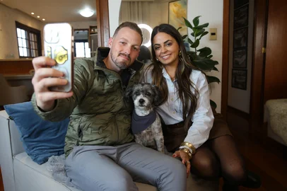 CAXIAS DO SUL, RS, BRASIL, 06/06/2025. Pauta sobre os casais influencers que compartilham sua vida e relacionamentos nas redes sociais. Cases: Tacia Guimarães, Kleyton Davanzo e o cachorrinho Pancho. (Porthus Junior/Agência RBS)<!-- NICAID(16054455) -->