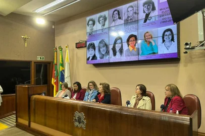 Lançamento do livro de Marisa Formolo, nesta segunda (7), na Câmara de Vereadores de Caxias do Sul. Na mesa: Silvana Piroli, Denise Pessoa, Tatiane Frizzo, Marisa Formolo, Maria Helena Sartori e Ana Corso<!-- NICAID(15503732) -->