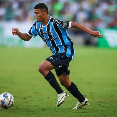 RS - FUTEBOL/CAMPEONATO GAUCHO 2024 /GREMIO X JUVENTUDE - ESPORTES - Lance da partida entre Gremio e Juventude disputada na tarde deste sabado, no Estádio Alfredo Jaconi, em Caxias do Sul, valida pela primeira partida da Final do Campeonato Gaucho 2024. FOTO: LUCAS UEBEL/GREMIO FBPAGustavo Nunes