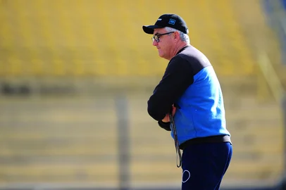 VERANÓPOLIS, RS, BRASIL, 10/07/2025. Treino do Veranópolis no estádio Antônio David Farina. O VEC está disputando Campeonato Gaúcho Série A2, Divisão de Acesso. Na foto, técnico do Veranópolis, Gelson Conte. (Porthus Junior/Agência RBS)<!-- NICAID(16078424) -->