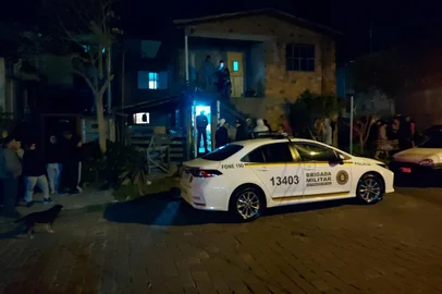 Jovem é morto a tiros enquanto jantava com a mãe e o irmão em Caxias<!-- NICAID(15219075) -->