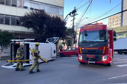 Mulher fica ferida após colisão entre carro e van no centro de Caxias do Sul.<!-- NICAID(16152159) -->