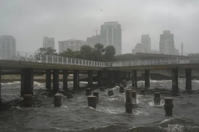 On heels of Helene, storm Milton expected to strengthen into major hurricane and slam FloridaWaves crash along St. Pete Pier in St. Petersburg, Florida, as Hurricane Milton is expected to make landfall tonight on October 9, 2024. Milton regained power on October 8 to become a Category 5 storm with maximum sustained winds of 165 mph (270 kph) as it barrels towards the west-central coast of Florida and is forecast to make landfall late October 9, according to the National Hurricane Center. (Photo by Bryan R. SMITH / AFP)Editoria: DISLocal: St. PetersburgIndexador: BRYAN R. SMITHSecao: disaster (general)Fonte: AFPFotógrafo: STR<!-- NICAID(15887168) -->