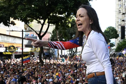 A líder da oposição venezuelana Maria Corina Machado discursa para apoiadores durante um protesto convocado pela oposição na véspera da posse presidencial, em Caracas, em 9 de janeiro de 2025. Machado, que saiu do esconderijo para liderar protestos contra a posse de Nicolás Maduro para um terceiro mandato altamente controverso como presidente, foi presa após ser "violentamente interceptada ao sair do comício", de acordo com sua equipe de segurança. (Foto de Federico PARRA / AFP)<!-- NICAID(15950940) -->