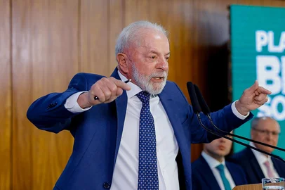 BRASÍLIA, DF, BRASIL - 13/08/2025 - O presidente Luiz Inácio Lula da Silva (PT) assinou, nesta quarta-feira (13), a medida provisória (MP) que cria o Plano Brasil Soberano. O texto traz ações de contingência para mitigar os impactos econômicos do tarifaço imposto por Donald Trump aos produtos brasileiros (Foto: Ricardo Stuckert/PR)<!-- NICAID(16100898) -->