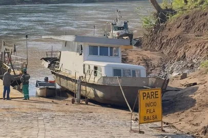Balsa do Rio Taquari está fora de operação desde o último final de semana. Foto da balsa e rebocadores desta segunda-feira (14). <!-- NICAID(16365654) -->