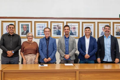 Airton Souza anuncia mais quatro secretários em Canoas. Na foto: vereador Alexandre Duarte, Beth Colombo, Airton Souza, Rodrigo Busatto, vereador Marcio Freitas e presidente do PP municipal Marcos Daniel<!-- NICAID(15933588) -->