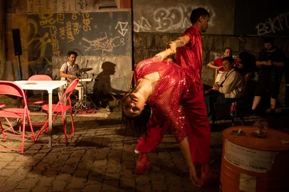 Criado em Caxias do Sul a partir de pesquisas dos artistas Assaury Hiroshi e Igor Cavalcante Medina, o espetáculo CorpoSamba - Oficena dá início à sua circulação pelo Rio Grande do Sul neste sábado, 18 de abril, com apresentação gratuita e ao ar livre, às 17h, no Parque Harmonia, em Porto Alegre. A montagem une dança e música ao vivo em uma proposta participativa, aproximando artistas e público no espaço urbano.<!-- NICAID(16267251) -->