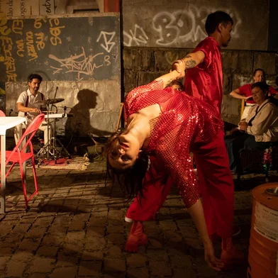 Criado em Caxias do Sul a partir de pesquisas dos artistas Assaury Hiroshi e Igor Cavalcante Medina, o espetáculo CorpoSamba - Oficena dá início à sua circulação pelo Rio Grande do Sul neste sábado, 18 de abril, com apresentação gratuita e ao ar livre, às 17h, no Parque Harmonia, em Porto Alegre. A montagem une dança e música ao vivo em uma proposta participativa, aproximando artistas e público no espaço urbano.<!-- NICAID(16267251) -->