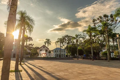 Antônio Prado, por meio da Secretaria do Turismo, promove uma série de atividades voltadas ao Verão 2025. O evento englobará a comemoração do aniversário de 126 anos do município e também faz parte das celebrações dos 150 anos da imigração italiana no Rio Grande do Sul.<!-- NICAID(15963988) -->