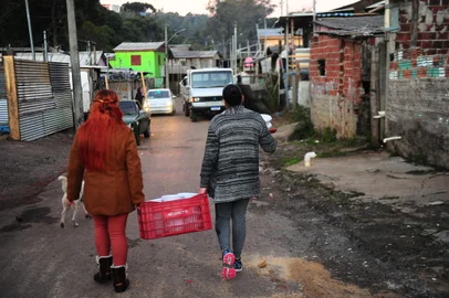 CAXIAS DO SUL, RS, BRASL, 24/05/2021. Projeto AMA distribui sopas e lanches para crianças em vulnerabilidade nos bairros Reolon e Mariani. Na foto, ação no bairro Reolon com entrega de sopas e pães. (Porthus Junior/Agência RBS)<!-- NICAID(14791649) -->