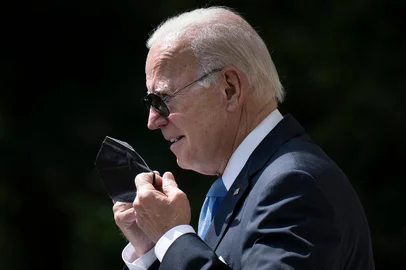 (FILES) In this file photo taken on July 27, 2022, US President Joe Biden removes his protective mask while arriving to deliver remarks in the Rose Garden of the White House in Washington, DC. - Joe Biden has tested positive for Covid-19 for a second time and is returning to isolation, his White House doctor said on July 30, 2022, attributing the result to "rebound" positivity from treatment the US president received. (Photo by Brendan Smialowski / AFP)<!-- NICAID(15162702) -->