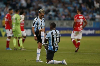 PORTO ALEGRE, RS, BRASIL - 30.04.2022 - O Grêmio recebe o CRB na Arena, em jogo válido pela 5ª rodada do Campeonato Brasileiro da Série B. Na imagem, gol de Elias anulado pelo VAR. (Foto: Lauro Alves/Agencia RBS)<!-- NICAID(15083069) -->