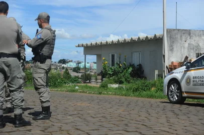 Mulher e filhos morrem após suposta intoxicação com gás, em Vacaria. Família foi encontrada desacordada na manhã deste domingo pelo namorado da filha mais velha, que estranhou a demora para abrir a porta<!-- NICAID(15701229) -->