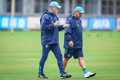 RS - FUTEBOL/ TREINO GREMIO 2025 - ESPORTES - Jogadores do Gremio realizam treino tÃ©cnico durante a manha desta sexta-feira, no CT Luiz Carvalho, na preparaÃ§Ã£o para a partida valida pelo Campeonato Brasileiro 2025. Na foto, Mano Menezes e James Freitas FOTO: LUCAS UEBEL/GREMIO FBPA<!-- NICAID(16033982) -->