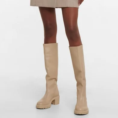Roberta Weber: Inspirações para usar look com bota clara<!-- NICAID(15408500) -->