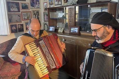 Nossa Música Entre Causos e Gaitas reúne os acordeonistas Rafael De Boni e Gilney Bertussi, em um projeto que vai circular por oito escolas do interior de Caxias do Sul levando histórias sobre a música serrana e dividindo com a nova geração as experiências desse universo musical. Os estudantes poderão participar da gravação de um tema musical, qualificando e diversificando ainda mais seus aprendizados. As atividades começam em 19 de março justamente na região da Criúva, berço do legado artístico e cultural que expandiu Brasil afor a esse gênero, e Vila Seca, locais onde o “espírito da música Bertussi” é um registro cultural pra lá de significativo.FOTO: Gilney Bertussi (E) ao lado de Rafael De Boni (D)<!-- NICAID(15691808) -->