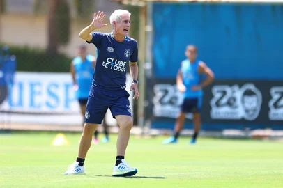 RS - FUTEBOL/ TREINO GREMIO 2025 - ESPORTES - Jogadores do Gremio realizam treino tÃ©cnico durante a manha desta quinta-feira, no CT Luiz Carvalho, na preparaÃ§Ã£o para a partida valida pelo Campeonato Gaucho 2026. FOTO: LUCAS UEBEL/GREMIO FBPA<!-- NICAID(16220530) -->