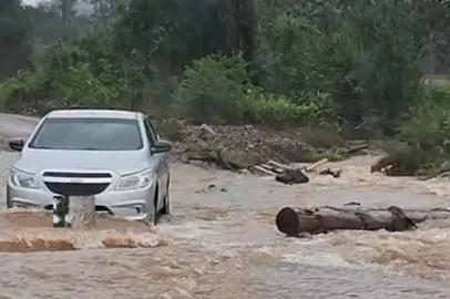 Casal de idosos é resgatado após ficar ilhado dentro de veículo em Caraá; veja vídeo<!-- NICAID(16048903) -->