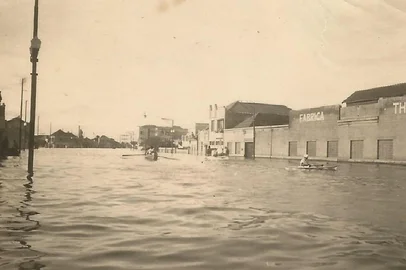 Fábrica Jorge Thofehrn, indústria de bebidas, no bairro Floresta. Enchente de 1941.Foto do fotógrafo amador Jacob Prudêncio Herrmann.<!-- NICAID(15998540) -->