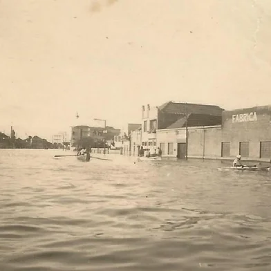 Fábrica Jorge Thofehrn, indústria de bebidas, no bairro Floresta. Enchente de 1941.Foto do fotógrafo amador Jacob Prudêncio Herrmann.<!-- NICAID(15998540) -->