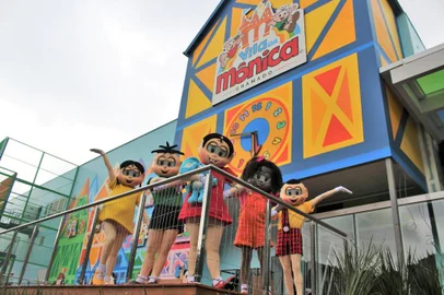 Mamães terão entrada gratuita na Vila da Mônica Gramado no fim de semana do Dia das MãesPromoção vale até o dia 30 de abril para a compra antecipada pelo site ou pela Central de VendasA Vila da Mônica Gramado aguarda as famílias para muita diversão e brincadeiras durante o fim de semana do Dia das Mães. E o melhor: com uma condição mais do que especial para as mamães. De 12 a 14 de maio, elas poderão curtir as mais de 20 atrações do bairro do Limoeiro com entrada gratuita. Na compra de ingressos para os seus filhos, até o dia 30 de abril, as mamães garantem o benefício e a possibilidade de passar um momento inesquecível ao lado da família e da Turminha.<!-- NICAID(15410644) -->