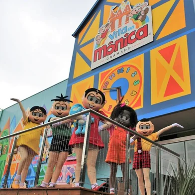 Mamães terão entrada gratuita na Vila da Mônica Gramado no fim de semana do Dia das MãesPromoção vale até o dia 30 de abril para a compra antecipada pelo site ou pela Central de VendasA Vila da Mônica Gramado aguarda as famílias para muita diversão e brincadeiras durante o fim de semana do Dia das Mães. E o melhor: com uma condição mais do que especial para as mamães. De 12 a 14 de maio, elas poderão curtir as mais de 20 atrações do bairro do Limoeiro com entrada gratuita. Na compra de ingressos para os seus filhos, até o dia 30 de abril, as mamães garantem o benefício e a possibilidade de passar um momento inesquecível ao lado da família e da Turminha.<!-- NICAID(15410644) -->