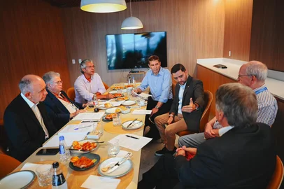 Candidatos da coligação MDB-PSD visitam a direção da Santa Casa<!-- NICAID(16265120) -->