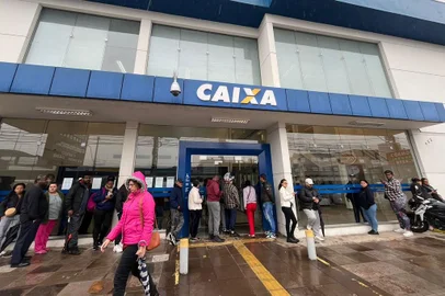 Filas na Agência da Caixa<!-- NICAID(15766083) -->