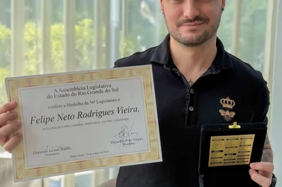 Youtuber Felipe Neto recebe homenagem da Assembleia do RS<!-- NICAID(16006436) -->